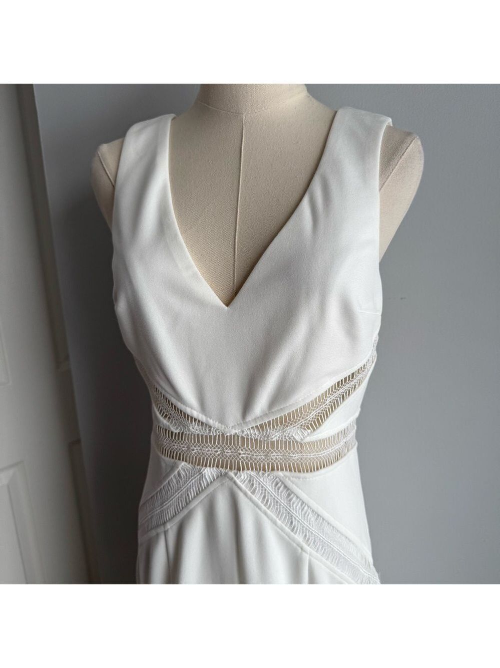 Lulu’s Modern Minimalist Wedding Gown Sz M White Event Dress Trumpet Cutout NWT - Picture 3 of 16